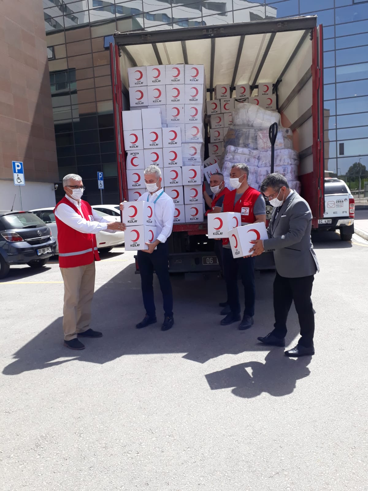 Sbu Adana Sehir Egitim Ve Arastirma Hastanesi On Twitter Turk Kizilay Tarafindan Hastalarimiz Icin Hazirlanan Hijyen Paketleri Kizilay Heyeti Tarafindan Bashekimimiz Koray Das Ve Destek Ve Kalite Mudurumuz Nuri Karslioglu Na Teslim Edildi