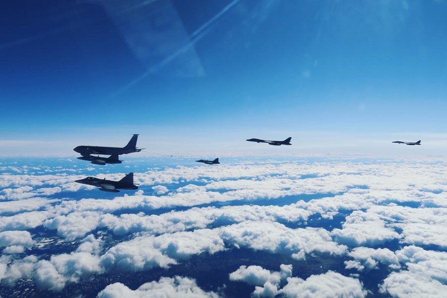 stridspiloterna's tweet photo. ”Clear Contact”! AAR över Sverige med 4st Svenska 39or, 2st Amerikanska USAF B-1b ”Bone 31/32” och 2st KC-135 Stratotanker ”Quid 863/862” Foto: 212sqn, 171sqn samt TU-JAS. #aar #airtoairrefueling #stridspiloterna #stridspilot #jas39gripen #b1 #bone #kc135 #swedishairforce #usaf https://t.co/MOnhqQtc3x