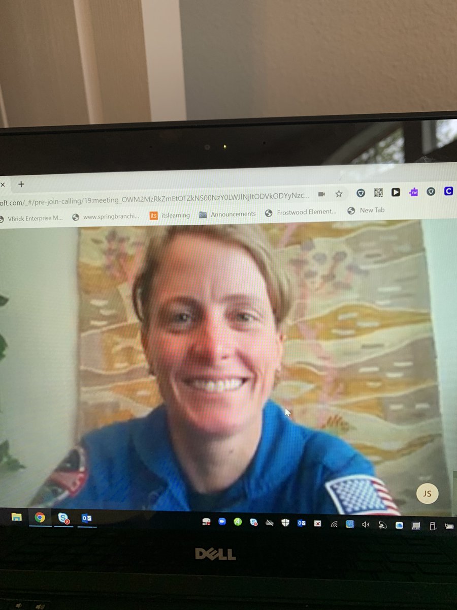 FrostwoodElem's tweet photo. Thanks to @lunarloral for joining our 3rd graders today! Her message to all: try different sports, hobbies and experience life. To be an astronaut "get as many experiences as possible." @NASA @NASA_Astronauts #fwelovesyou #fwe3rdgrade #toinfinityandbeyond #youcandoanything https://t.co/oqdbP0cm9V