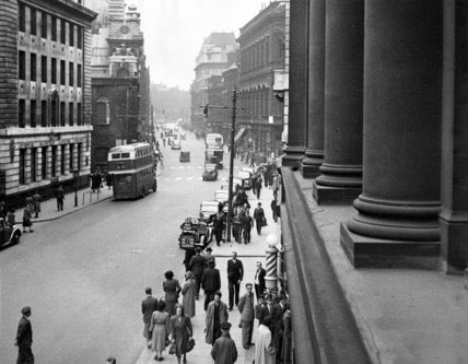 Cross Street 1949

Do you recognise the amazing pillars @TheRoyalExMcr 

Image: © The National Archives / Science & Society Picture Library
#CrossStreet #TheRoyalExchange #manchester #history #architecture #photography #manchesterpast