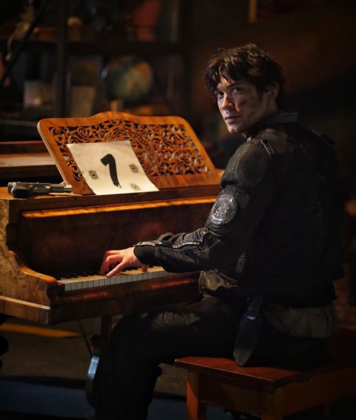 bob morley didn’t put his entire soul into giving life to bellamy blake for 7 years to be completely ignored in the end. this show would be NOTHING without him. nothing. no matter how much you try to erase him. bob and bellamy deserve better #ThankYouBobMorley #WeLoveYouBobMorley