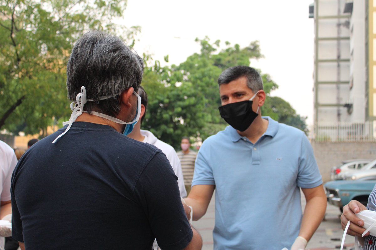 DavidUzcategui's tweet image. Baruteños, desde #ElCafetal junto a mi hermano @DarwinGonzalezP continuamos con la entrega gratuita de tapabocas a vecinos del bulevar.

Mientras dure esta coyuntura, continuaremos desplegados en todo el Municipio con esta jornada.