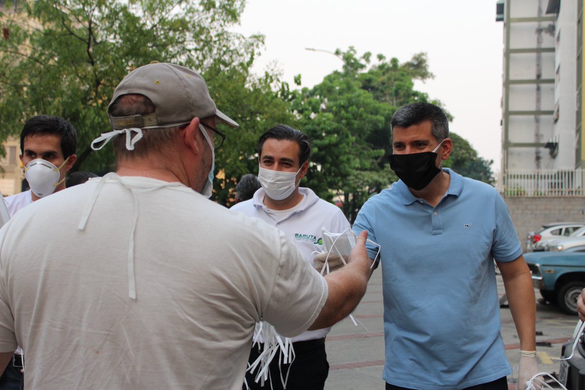 DavidUzcategui's tweet image. Baruteños, desde #ElCafetal junto a mi hermano @DarwinGonzalezP continuamos con la entrega gratuita de tapabocas a vecinos del bulevar.

Mientras dure esta coyuntura, continuaremos desplegados en todo el Municipio con esta jornada.