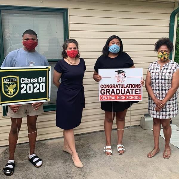 MayorKincannon's tweet photo. This week, it was my honor to visit the Benn twins: #ClassOf2020 graduates Juan of @LNSTEMAC &amp; Hope of @KnoxCentralHS. Congratulations on your achievements. We’re so proud of you! #2020KnoxGrads https://t.co/kuWFN37bAs