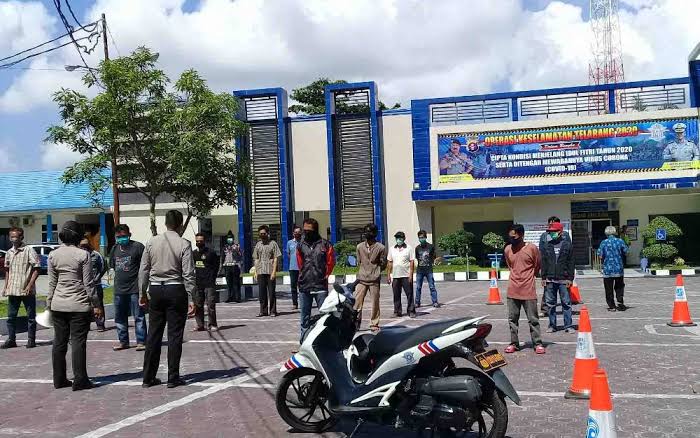 cecan_geulis's tweet photo. #ProgramKeselamatan2020 ini jelas bukan hanya menyalurkan bansos tunai buat para sopir angkot tapi juga ada pelatihan keselamatannya.
@DivHumas_Polri 
#ProgramKeselamatan2020 https://t.co/6v16MS9FpA