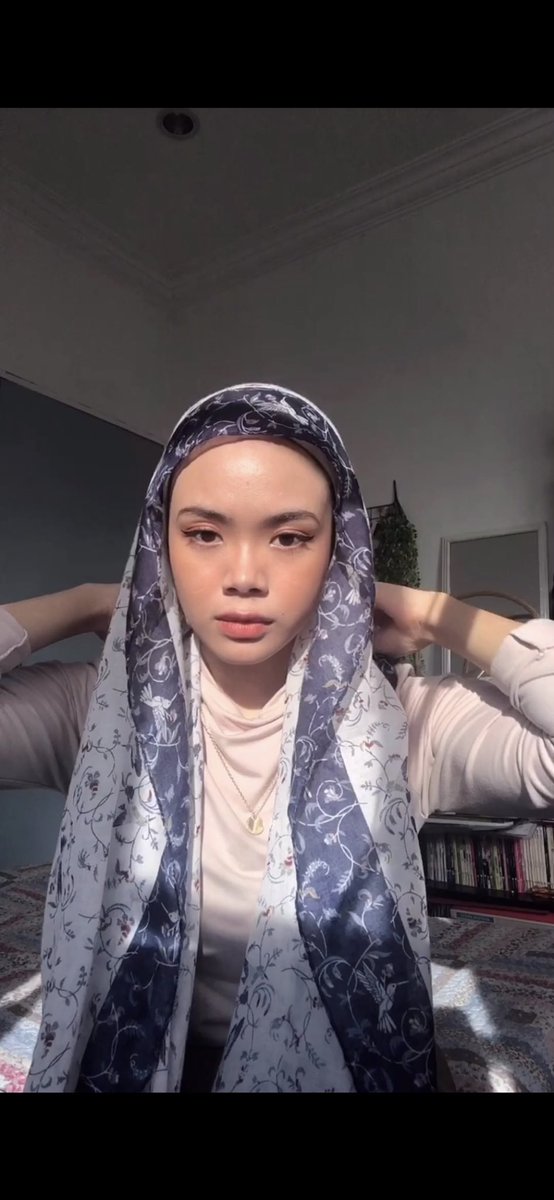 nadhpizza's tweet photo. i looked cute in the tutorial i made ytd https://t.co/TcAsI6TKQI