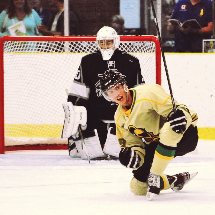 SurreyKnights's tweet photo. 🔥Legends Wednesday!🔥
Our first Legend in this series is Levi De Waal @Levidewaal who racked up 50 Goals🏒, 79 assists, 132 points in 168 games! He was a true power forward and sang 🎤the 🇨🇦national anthem at most home games!⭐️Today he is a realtor and a musician on the side.⭐️ https://t.co/huVHONpYmq