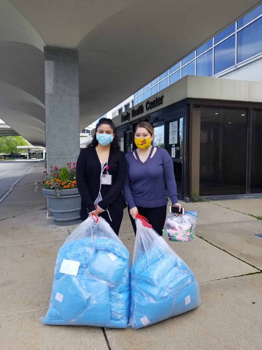 GetMePPEchi's tweet photo. Good morning from Mercy Health in #Chicago. Ear savers from our @MasksForDocs Chicago chapter and isolation gowns from your donations!

@chadloder 

Help us buy more: https://t.co/o3PdbjlMvL https://t.co/eif7bLpgRb