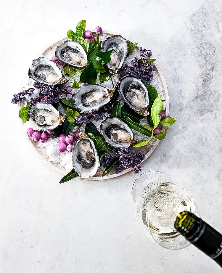 What a fabulous image from <a href="/henschke/">Martin henschke</a> . Fine wine and oysters are truly a match made in heaven 👌🏻