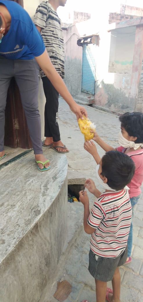 seriousfunnyguy's tweet photo. From Babaji to Beta ji, all are welcome here at @humanaidint food distribution points. Healthy food & enough food!
#letsdomore and #AlwaysDoRight https://t.co/f21GlxvNga