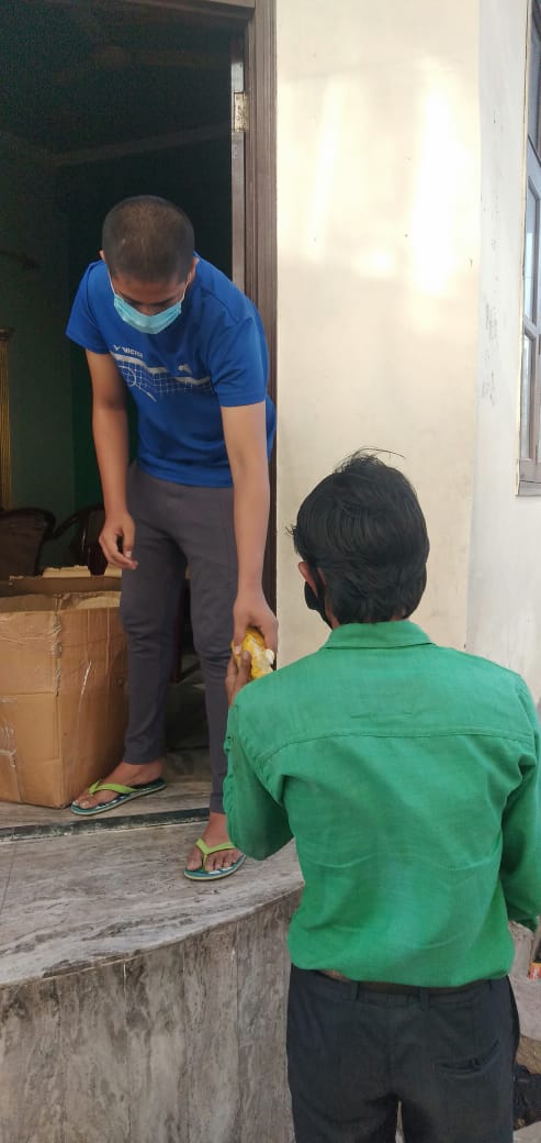 seriousfunnyguy's tweet photo. From Babaji to Beta ji, all are welcome here at @humanaidint food distribution points. Healthy food & enough food!
#letsdomore and #AlwaysDoRight https://t.co/f21GlxvNga