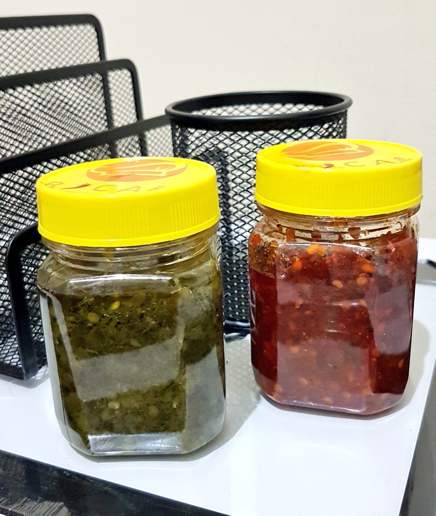 Kisuriel's tweet photo. Saya suka ngomentarin makanan, terlebih yg saya kira dibuat dengan segenap 'passion'. Si Rica Kitchen (Huhn Shop) ini sih lebih dari layak untuk diberikan apresiasi.. 

Sambal Ijo Cumi &amp; Sambal Roa-nya hakiki. Mereka harus makin semangat! 🔥 https://t.co/WV81DxjQdm
