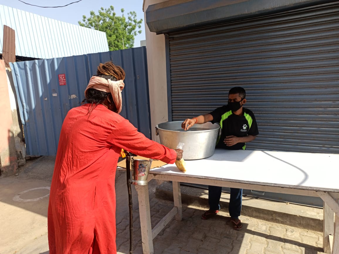 seriousfunnyguy's tweet photo. From Babaji to Beta ji, all are welcome here at @humanaidint food distribution points. Healthy food & enough food!
#letsdomore and #AlwaysDoRight https://t.co/f21GlxvNga