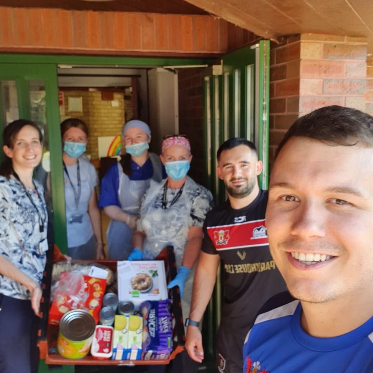 RFCLlangennech's tweet photo. As well as delivering care packs today, here is @ShaunEdz7 & @ga_george9 giving a well deserved hamper to Llys Y Bryn Care Home. @CymunedScarlets
#BoisYLlan #scarletscommunity https://t.co/dxCg1neHzx