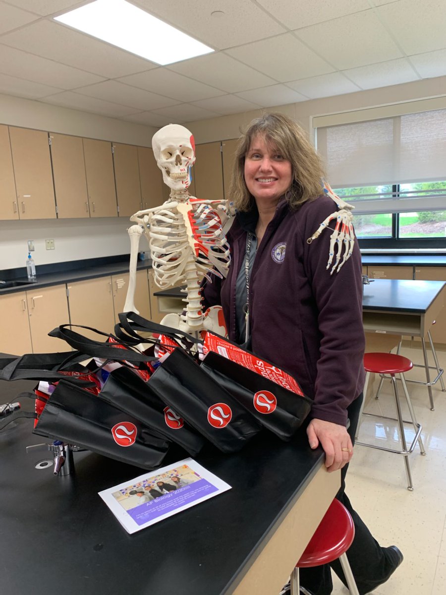 SCAwixom's tweet photo. This 9TH and LAST WEEK of #SCAonline learning is flying by! Thank you to Dr. Lucia for making it a little sweeter for our #APBiology #STARS!! She dropped off goodie bags with cookies and notes of encouragement before their big exam. βππ¬ #SCAreason #SCAfaculty #SCAscience https://t.co/87nEA2QyOL