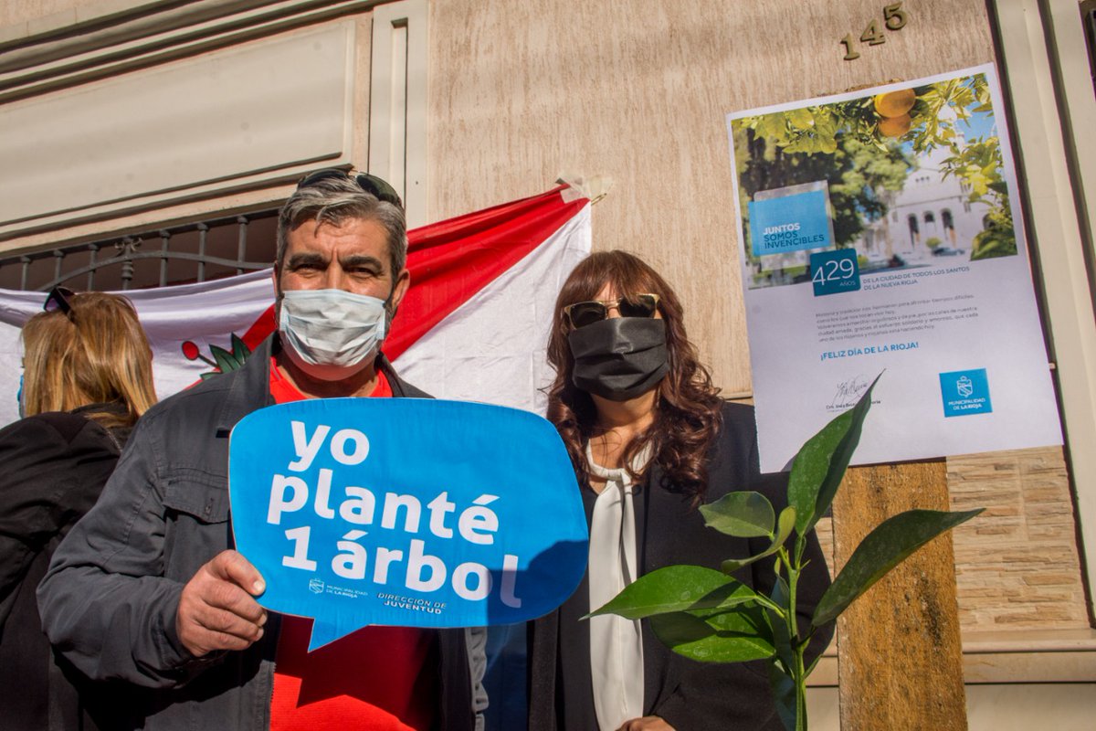 ines_byd's tweet photo. Hoy plantamos el primero de los 1000 naranjos que llenarán la ciudad de aroma, color y frutos. Lo hicimos en la casa de la Familia Allende, que firmaron el pacto Ciudadano, comprometiendose a formar parte de este cambio cultural. 
Gracias @LicNadina por ser el motor de todo esto. https://t.co/xto5Pdsoi1