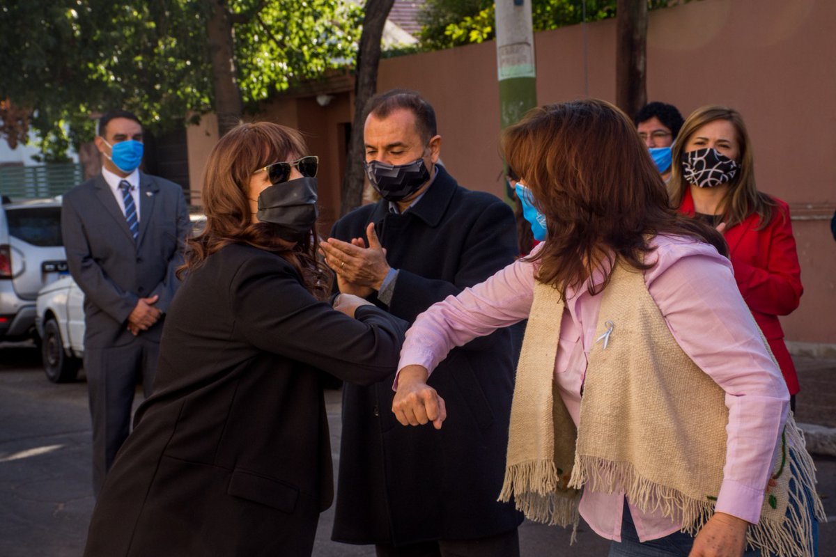 ines_byd's tweet photo. Hoy plantamos el primero de los 1000 naranjos que llenarán la ciudad de aroma, color y frutos. Lo hicimos en la casa de la Familia Allende, que firmaron el pacto Ciudadano, comprometiendose a formar parte de este cambio cultural. 
Gracias @LicNadina por ser el motor de todo esto. https://t.co/xto5Pdsoi1