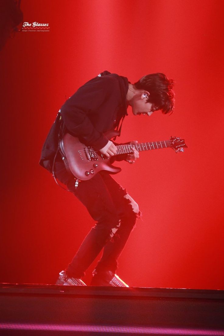 kaydiaszz's tweet photo. Chanyeol tocando guitarra é perfeito.
#exopics #chanyeolpics #exo
#chanyeol https://t.co/bRPMIOccyj