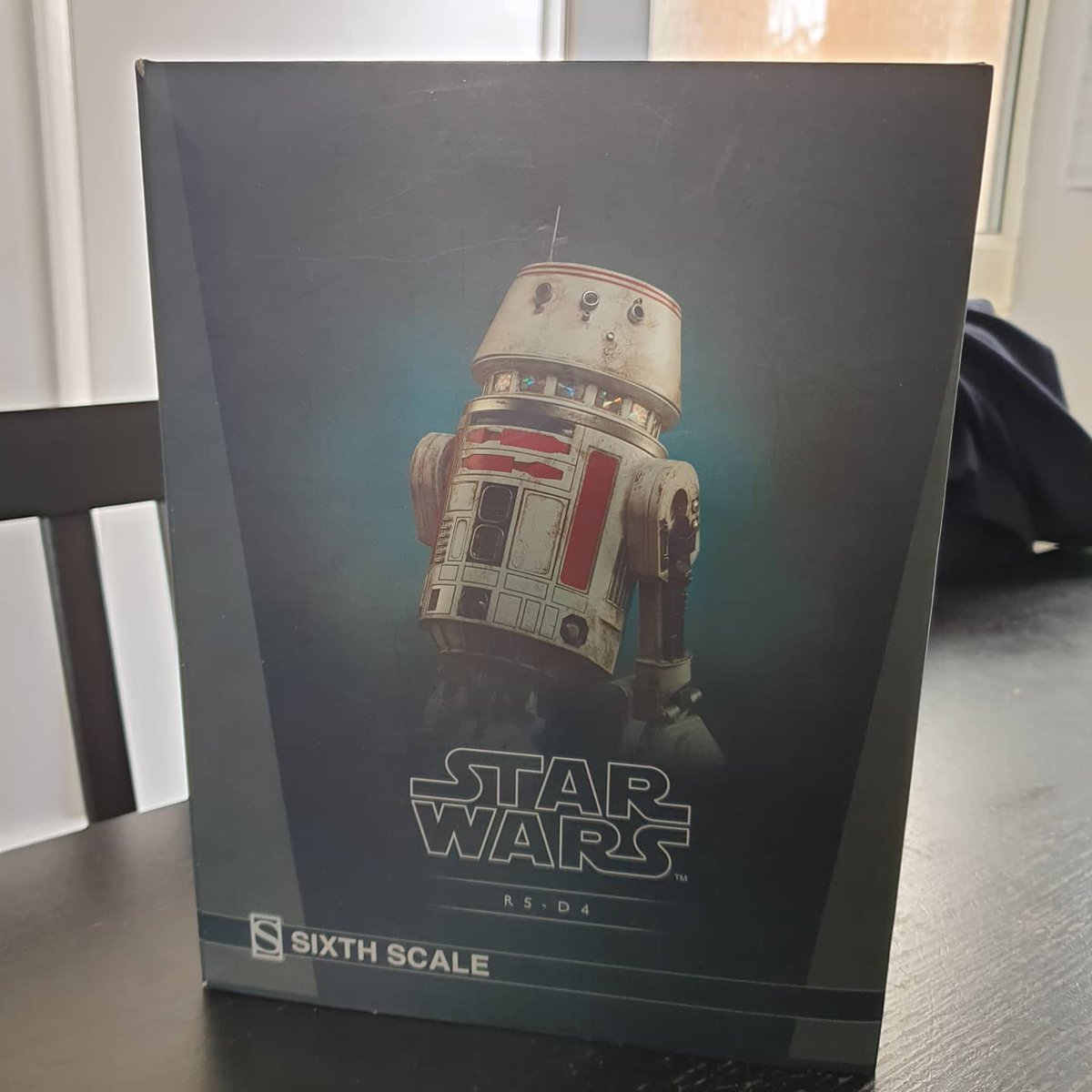 SmMarwood's tweet photo. Yesterday's delivery. Sideshow R5-D4 into the collection. Pre owned purchase with his restraining bolt missing but won't go far. 😉
#StarWars #sideshowstarwars #sideshowcollection #R5D4 #droids #collection #starwarsfans https://t.co/C5aYt8LMjK