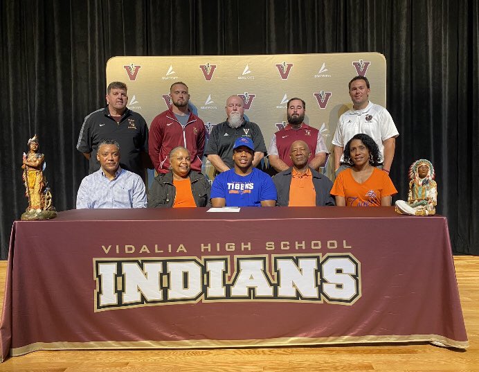 VHSINDIANS's tweet photo. Congratulations to Indian seniors Hannah Sikes, Tyler Black, Spencer Ruff, and Jesi McRae for signing to compete at the collegiate level. GOOD LUCK TO YOU ALL! https://t.co/CIg0sCJNdj