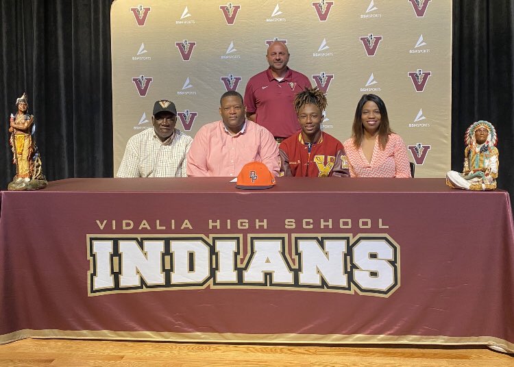 VHSINDIANS's tweet photo. Congratulations to Indian seniors Hannah Sikes, Tyler Black, Spencer Ruff, and Jesi McRae for signing to compete at the collegiate level. GOOD LUCK TO YOU ALL! https://t.co/CIg0sCJNdj