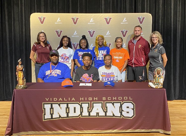 VHSINDIANS's tweet photo. Congratulations to Indian seniors Hannah Sikes, Tyler Black, Spencer Ruff, and Jesi McRae for signing to compete at the collegiate level. GOOD LUCK TO YOU ALL! https://t.co/CIg0sCJNdj