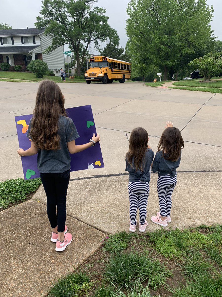 HillaryFlora's tweet photo. So thankful Rockwood busses came through to say goodbye to the kids for summer!!! Mr. Marcus is the best!! ❤️❤️ #bus19 @BowlesPrincipal @rockwoodschools https://t.co/x9i3cyXolN