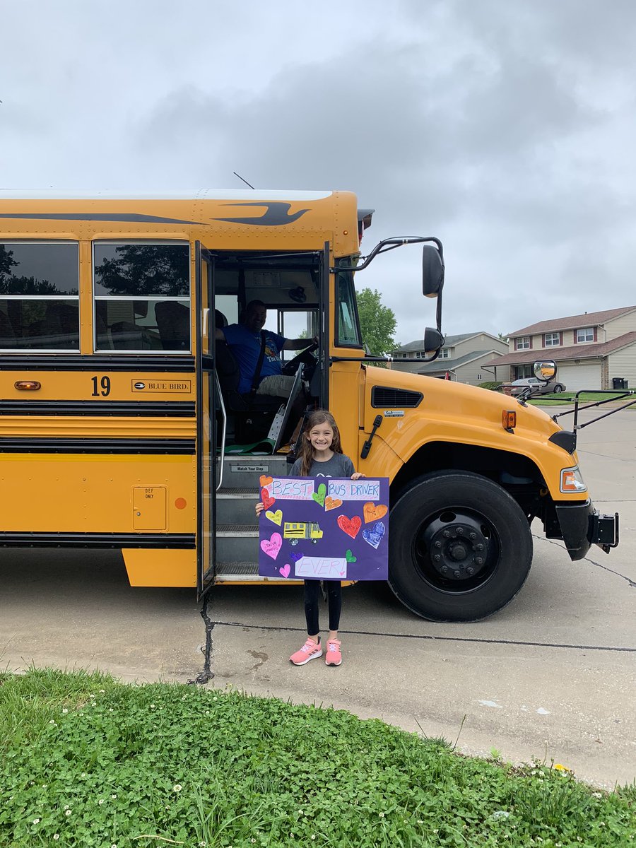 HillaryFlora's tweet photo. So thankful Rockwood busses came through to say goodbye to the kids for summer!!! Mr. Marcus is the best!! ❤️❤️ #bus19 @BowlesPrincipal @rockwoodschools https://t.co/x9i3cyXolN