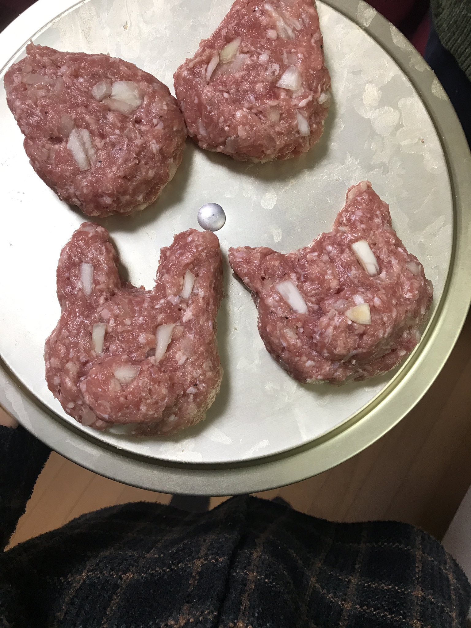 チョーヒカル なんか最近は逆に色々な再開が怖くなっているし なんとも言えないことばかりなので元気を出そうと可愛いハンバーグ 作ったら 死んだ動物の肉をまた動物の形に サイコパスみたい と言われて非常に心外でした 煮たらただの有象無象