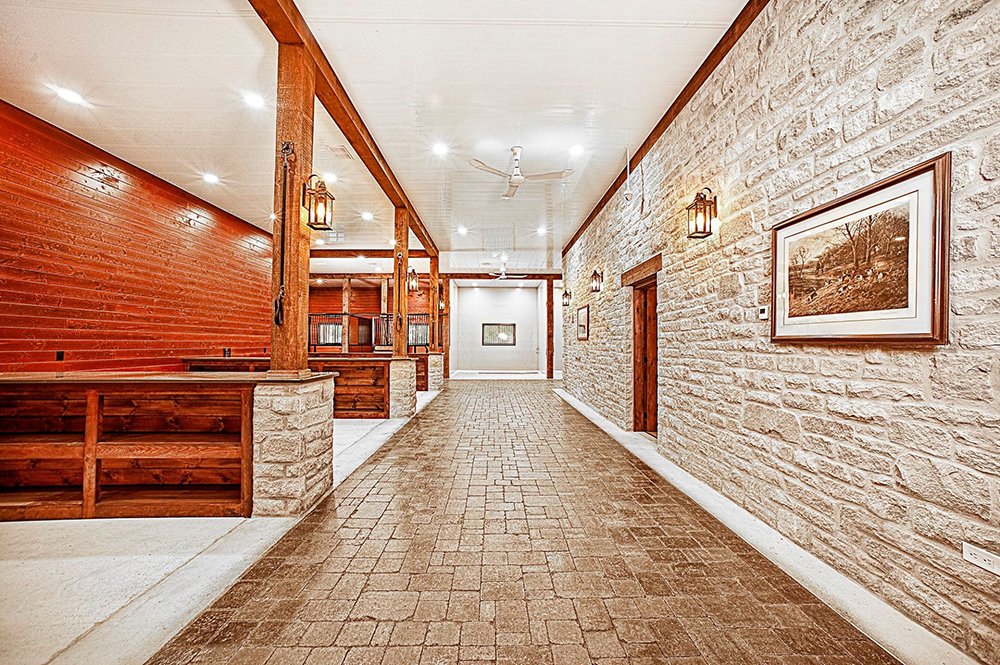GoodeRiderGals's tweet photo. These tack stalls are #goals!
.
#barngoals #housegoals #equestrianlife #equestrianstyle #equestrian #barndesign #tackstalls
.
pc: Stable Style https://t.co/KkLvQU4Lb0
