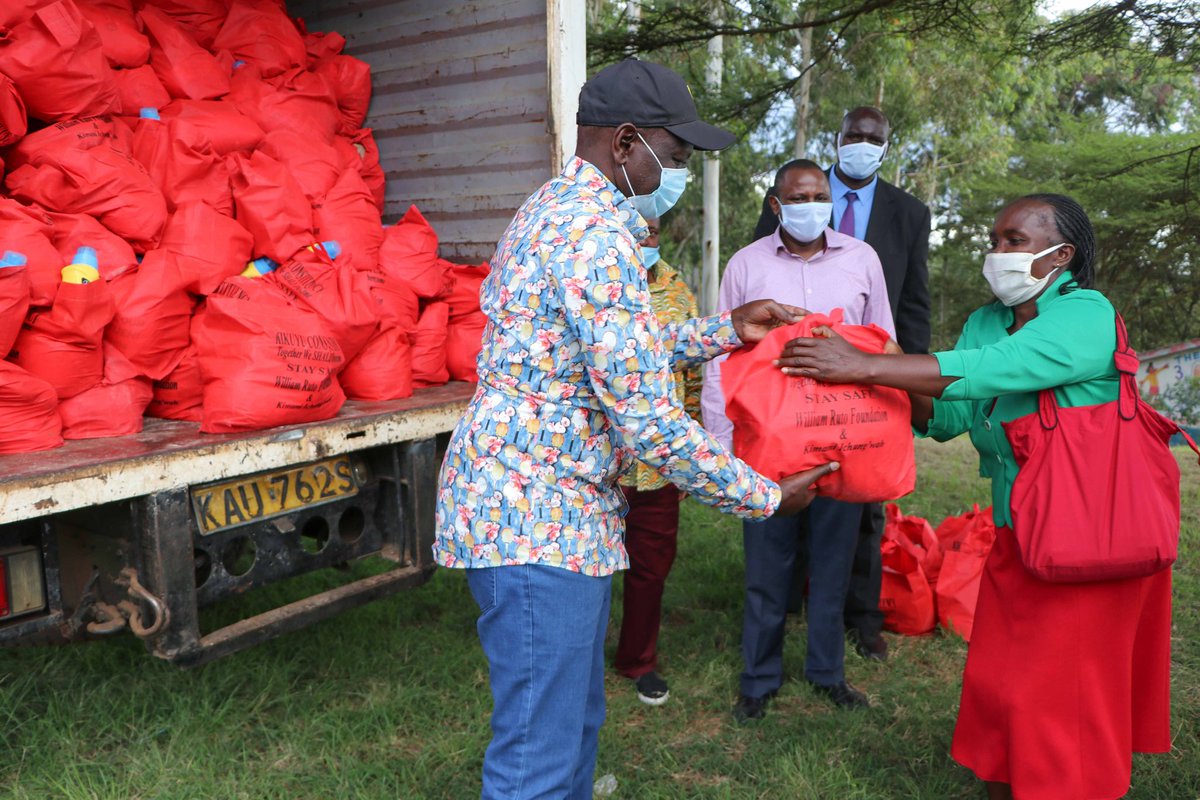 WilliamsRuto's tweet photo. Today, 600 families in Nachu Ward were part of the wider 3,600 households that benefitted from our food distribution; to shield Kenyans from adverse effects of the outbreak. https://t.co/29yl9SJex9