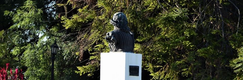 Tras los rastros de los numerosos homenajes a Miguel de Cervantes en Paraná, <a href="/GiordaFranco/">Franco Giorda</a> recorre los rincones de la ciudad que se ocupan del máximo exponente de la lengua castellana y de alguno de sus personajes.

170escalones.com/cervantes-en-p…