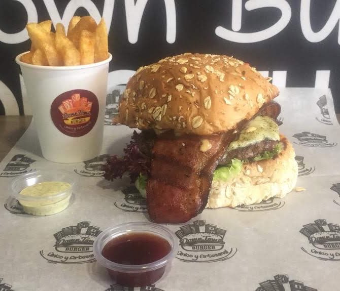 mauriciotv62's tweet photo. @downtownburgera 
Exquisitas hamburguesas artesanales.
Downtown Burger en la Cra 14#77-17,Bogota
Pedidas a domicilio y llegaron exquisitas. https://t.co/V622zq1I2V