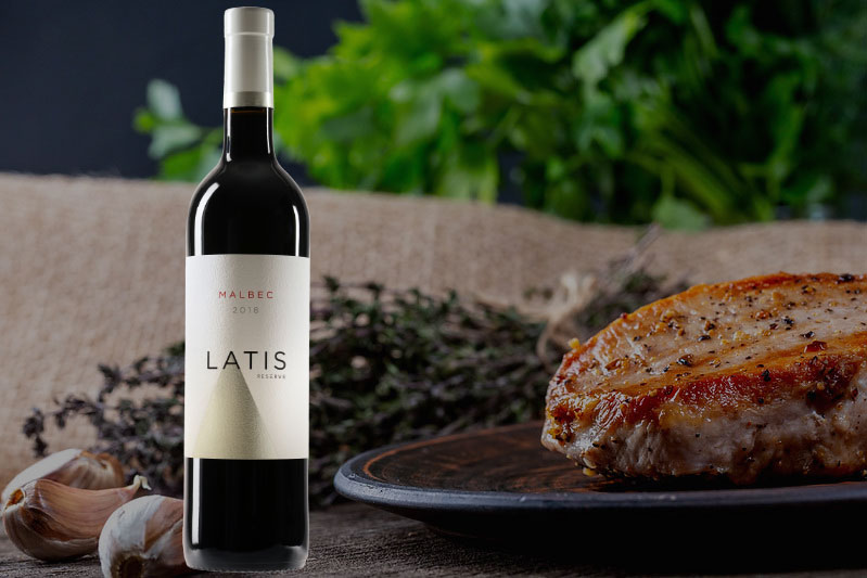 🇬🇧  Latis Malbec is bursting with fruit and has an earthy warmth… these notes make it most enjoyable with roasted meats or local cassoulet 

🇫🇷  Le Latis Malbec est un vin fruité, complexe et chaleureux…..qui s’accorde a merveille avec viandes rôties ou un bon cassoulet local
