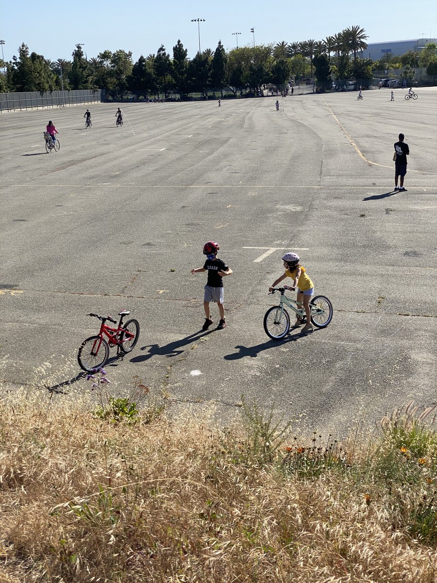 Airport2Park's tweet photo. Everyday hundreds of families enjoy the @SantaMonicaCity “6 Acre Interim Open Space” adjacent to Airport Park in #SantaMonica so they can safely exercise and enjoy fresh air to breathe, bike and play. 

#KidsToParksDay #bikeLA #MyDayInLA #GoSaMo #SaMoParks #SocialDistancing https://t.co/exql0K8TCZ