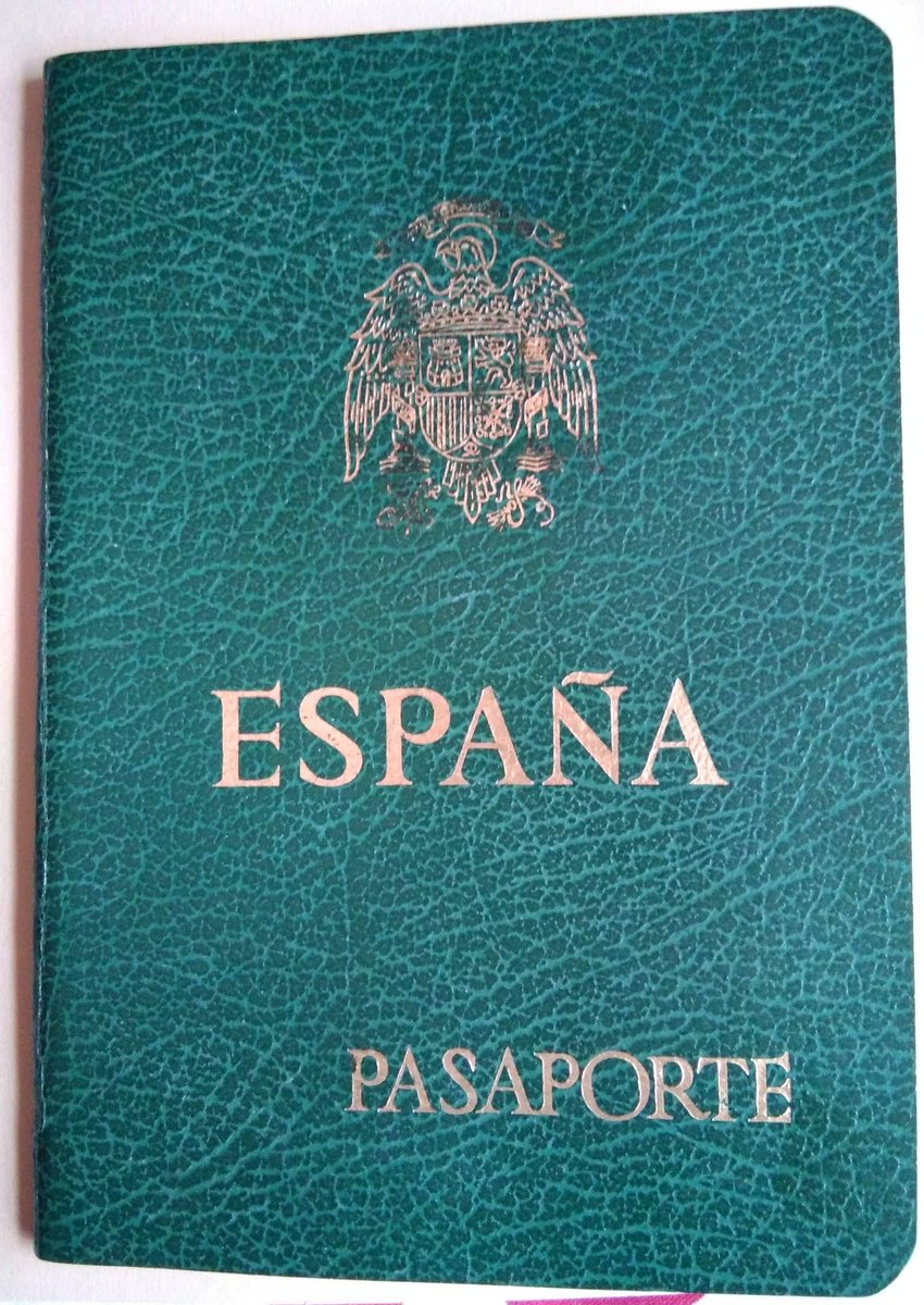 azafatahipoxica's tweet photo. La evolución del pasaporte español:
- El 1º es de mi madre, es anterior a la muerte de Franco
- El 2º es de mi padre y es posterior a la muerte de Franco pero anterior a la adhesión de España en la UE
- El 3º es mío, el actual
Más info y curiosidades aquí https://t.co/A6CThsPWfB https://t.co/gVasunx3WR
