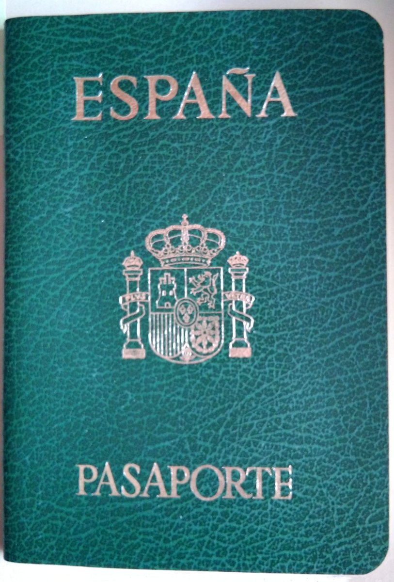 azafatahipoxica's tweet photo. La evolución del pasaporte español:
- El 1º es de mi madre, es anterior a la muerte de Franco
- El 2º es de mi padre y es posterior a la muerte de Franco pero anterior a la adhesión de España en la UE
- El 3º es mío, el actual
Más info y curiosidades aquí https://t.co/A6CThsPWfB https://t.co/gVasunx3WR