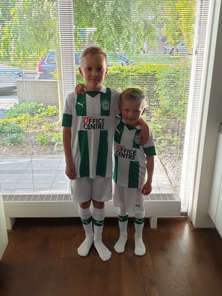 Ze kunnen nu niet naar het stadion, maar ze juichen wel voor <a href="/fcgroningen/">FC Groningen</a> in hun nieuwe tenue. #laatonsweereensjuichen
