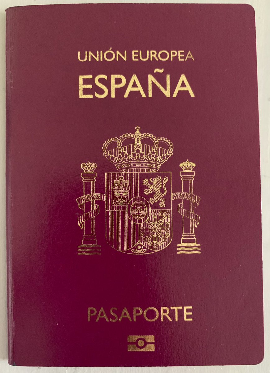 azafatahipoxica's tweet photo. La evolución del pasaporte español:
- El 1º es de mi madre, es anterior a la muerte de Franco
- El 2º es de mi padre y es posterior a la muerte de Franco pero anterior a la adhesión de España en la UE
- El 3º es mío, el actual
Más info y curiosidades aquí https://t.co/A6CThsPWfB https://t.co/gVasunx3WR