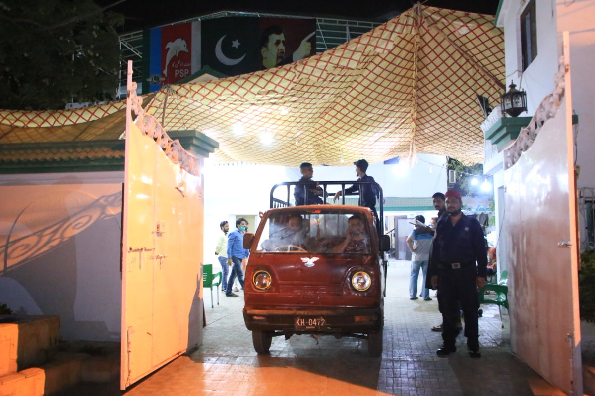 MQMPUpdates's tweet photo. پی ایس پی فاؤنڈیشن کے رضاکار ڈیفنس/ کھارادر کے مستحق سفید پوش گھرانوں کے لئے راشن روانہ کررہے ہیں آج رات تقسیم کیا جائے گا انشاءاللہ۔ (20.05.20)

@KamalPSP | @PSPFoundation_ 

#PSPFoundation #MustafaKamal #Karachi #Covid_19 https://t.co/4bNbghh4fW