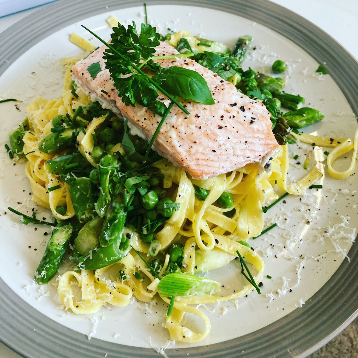 DKIV's tweet photo. Just made @chrissyteigen ‘s All-Green Primavera with salmon for a fresh but super-quick dinner, honest to god so tasty! #LockdownChef https://t.co/9sRkx9096y
