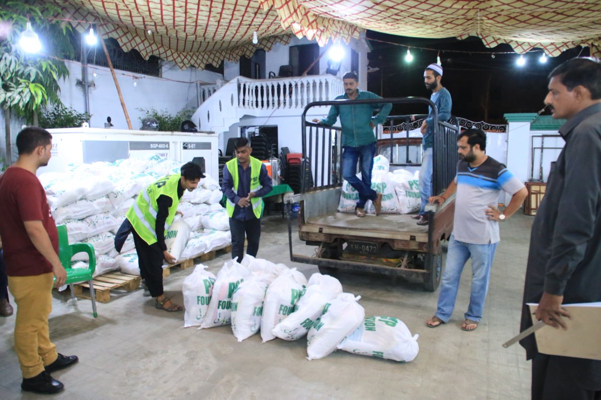 MQMPUpdates's tweet photo. پی ایس پی فاؤنڈیشن کے رضاکار ڈیفنس/ کھارادر کے مستحق سفید پوش گھرانوں کے لئے راشن روانہ کررہے ہیں آج رات تقسیم کیا جائے گا انشاءاللہ۔ (20.05.20)

@KamalPSP | @PSPFoundation_ 

#PSPFoundation #MustafaKamal #Karachi #Covid_19 https://t.co/4bNbghh4fW