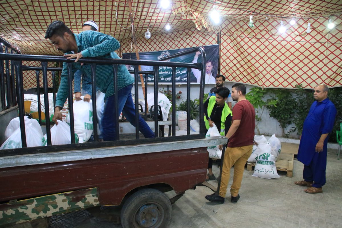 MQMPUpdates's tweet photo. پی ایس پی فاؤنڈیشن کے رضاکار ڈیفنس/ کھارادر کے مستحق سفید پوش گھرانوں کے لئے راشن روانہ کررہے ہیں آج رات تقسیم کیا جائے گا انشاءاللہ۔ (20.05.20)

@KamalPSP | @PSPFoundation_ 

#PSPFoundation #MustafaKamal #Karachi #Covid_19 https://t.co/4bNbghh4fW