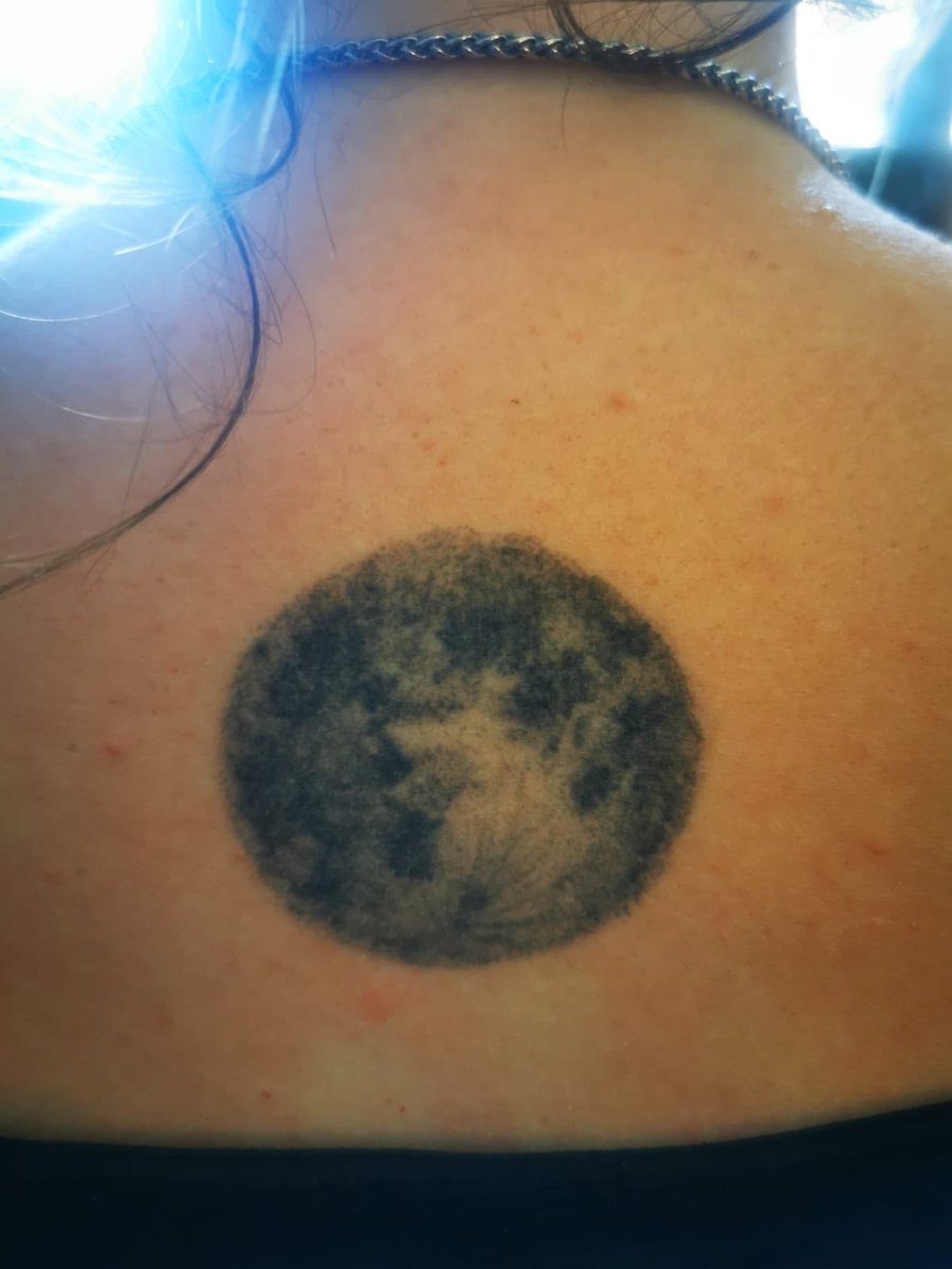 hellocoti's tweet photo. una amiga tenía un tatuaje de una luna que parecía un ano... hoy se lo fue a retocar y ahora parece un perro enojado https://t.co/1Js89TVfSW