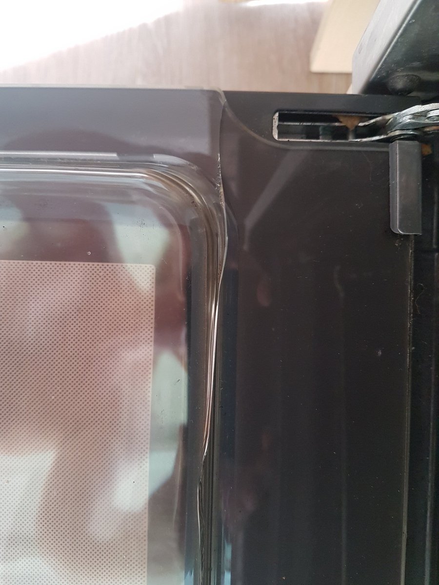 GaryBilliald's tweet photo. @SiemensHomeUK Hi, can you please help? I was pretty shocked to notice my i700 cooker inner glass had actually cracked for no reason at all.

I am really suprised at, this given the amount I spent on getting a premier product and the fact that the glass should take the heat... https://t.co/6YwhUlh2mx