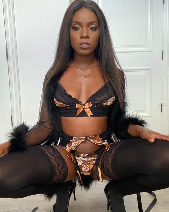 2 pic. I love playing dress up ?? see more on at https://t.co/L1fASUkoRq https://t.co/Q4X7haRdTf