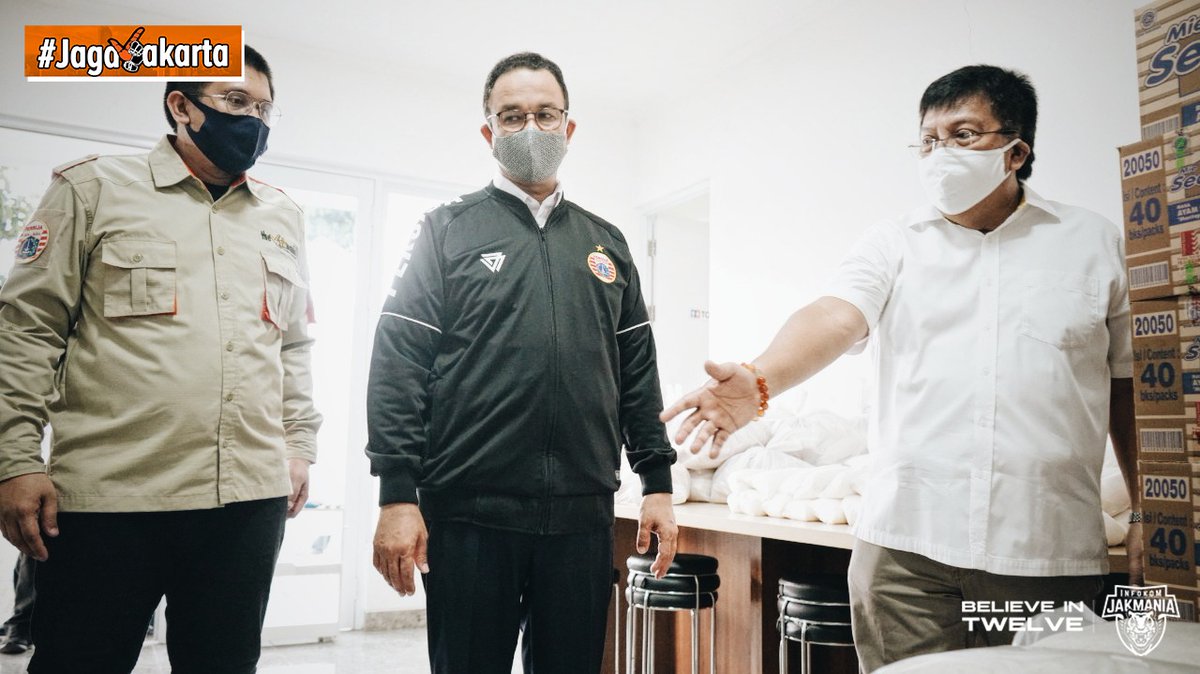 InfokomJakmania's tweet photo. Ketua Umum the Jakmania Diky Soemarno secara simbolis menerima bantuan berupa paket sembako yang diberikan oleh Mantan Direktur Umum Persija, Gede Widiade di Lapangan Bola Aldiron, Jakarta. Turut hadir pula Gubernur DKI Jakarta, Bapak Anies Baswedan.
#InfokomJakmania https://t.co/3FgEaDRG70
