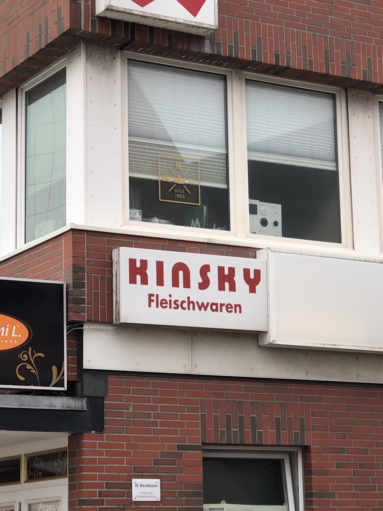 booldog's tweet photo. "ZWEIHUNDERT??? Für zweihundert Gramm schneide ich dieses herrliche Filetstück nicht an, DU DUMME SAU!!!" https://t.co/r6MeVLUuaL