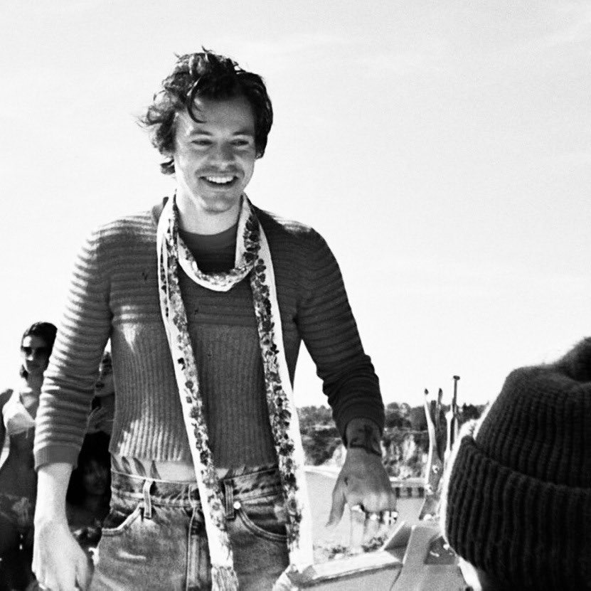 hstylespics's tweet photo. A tiny baby with a tiny scarf, 
       2010                              2020. https://t.co/cjpzyc21VS