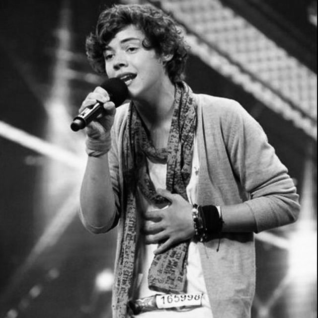 hstylespics's tweet photo. A tiny baby with a tiny scarf, 
       2010                              2020. https://t.co/cjpzyc21VS
